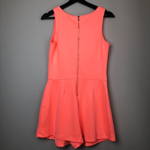 Sleeveless Romper in Large NWT - Picture 4 of 6